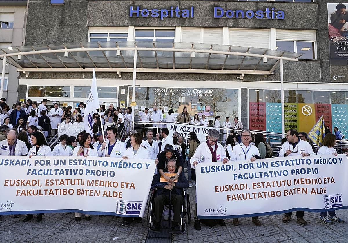 Spanish doctors demand minister's resignation amid ongoing strike and stalled negotiations