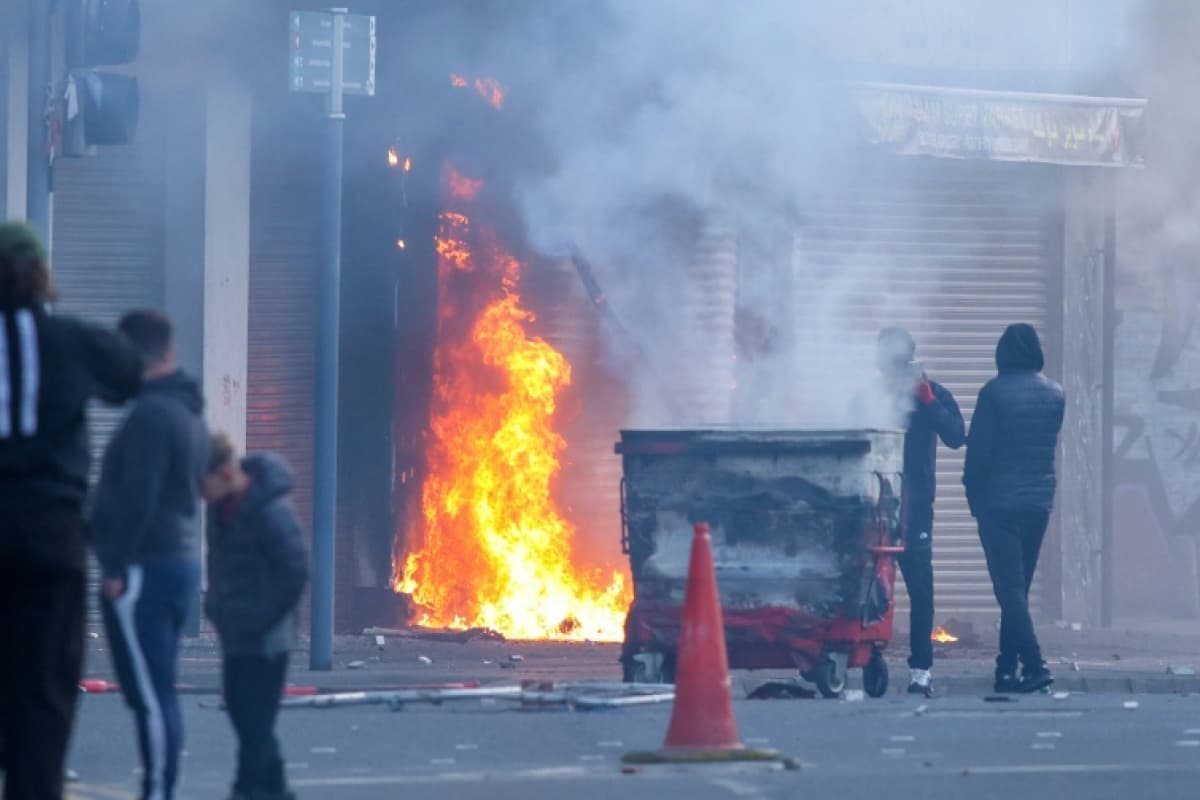 Belfast : Violentes émeutes anti-immigrés après une agression au couteau