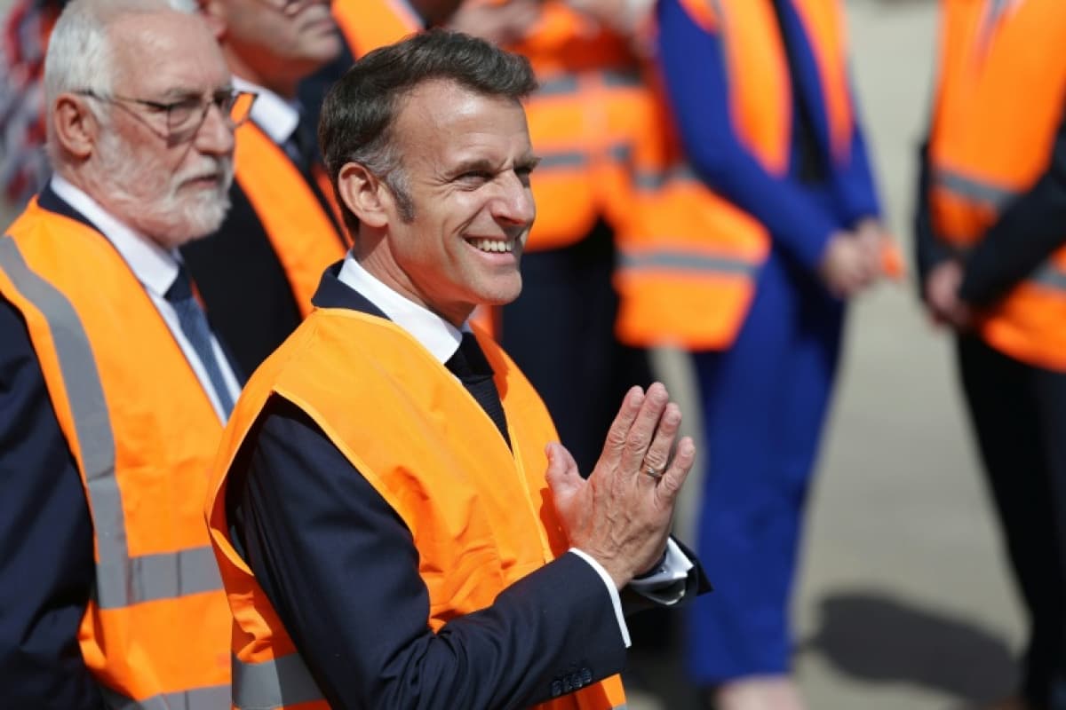 Emmanuel Macron lance une usine en Ariège et aborde la question de l'avortement en Andorre