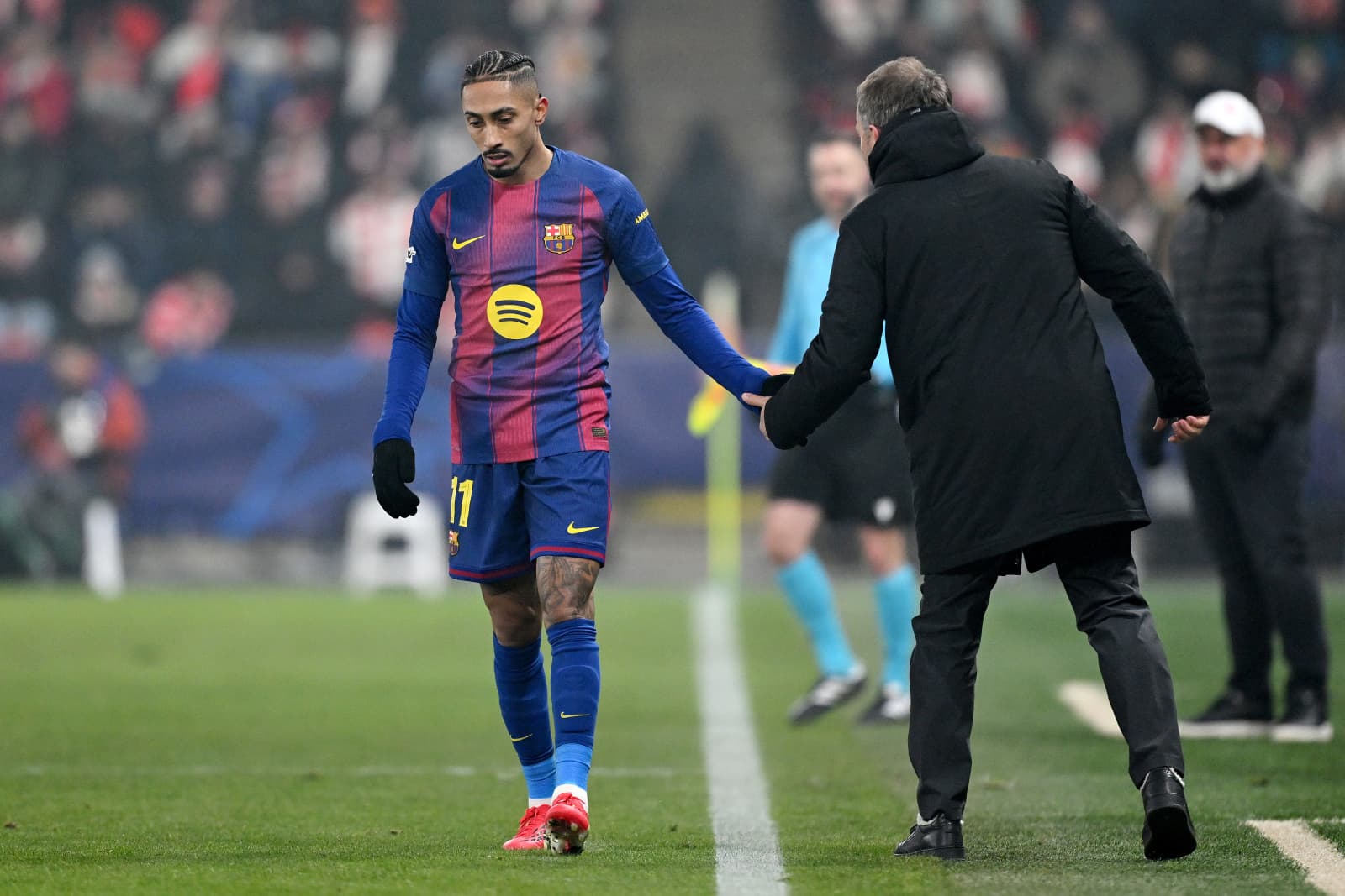 Barcelona faces Elche with LaLiga leadership at stake