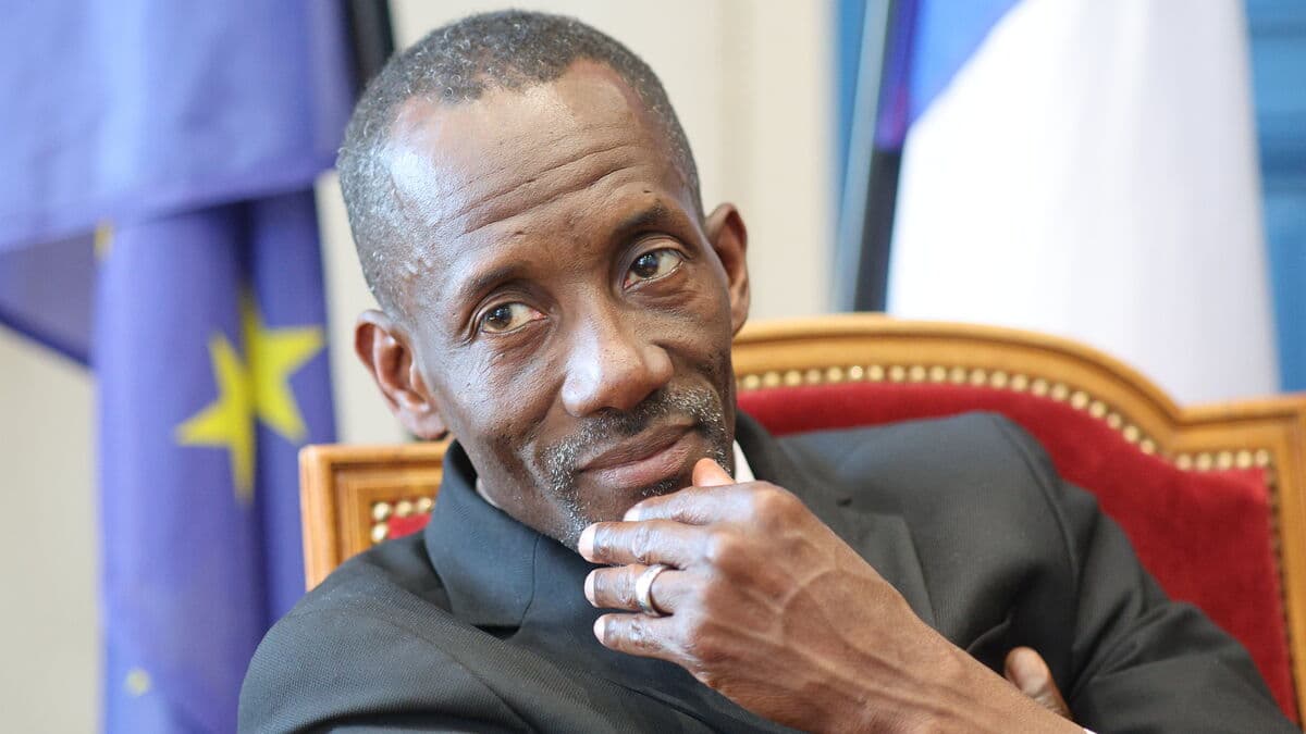 Maire de Saint-Denis clarifie les règles de sécurité et son rapport au racisme après son élection.