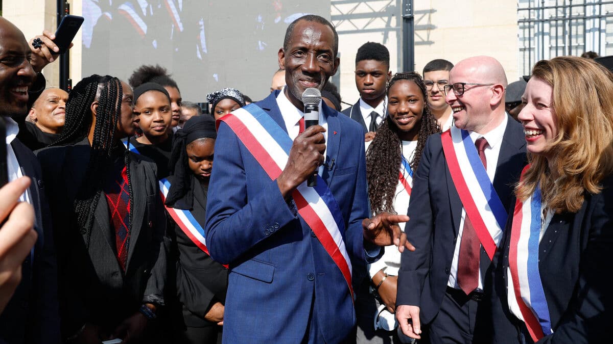 Des maires noirs en France subissent des attaques racistes après leur élection