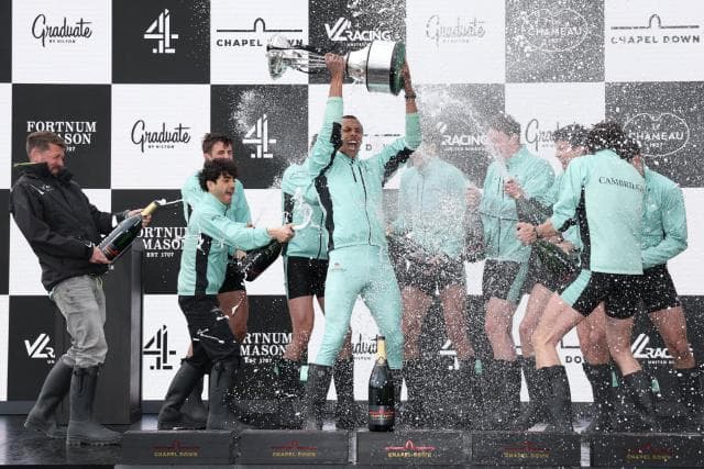Cambridge et Oxford s'affrontent dans une course d'aviron acharnée avant la grande compétition