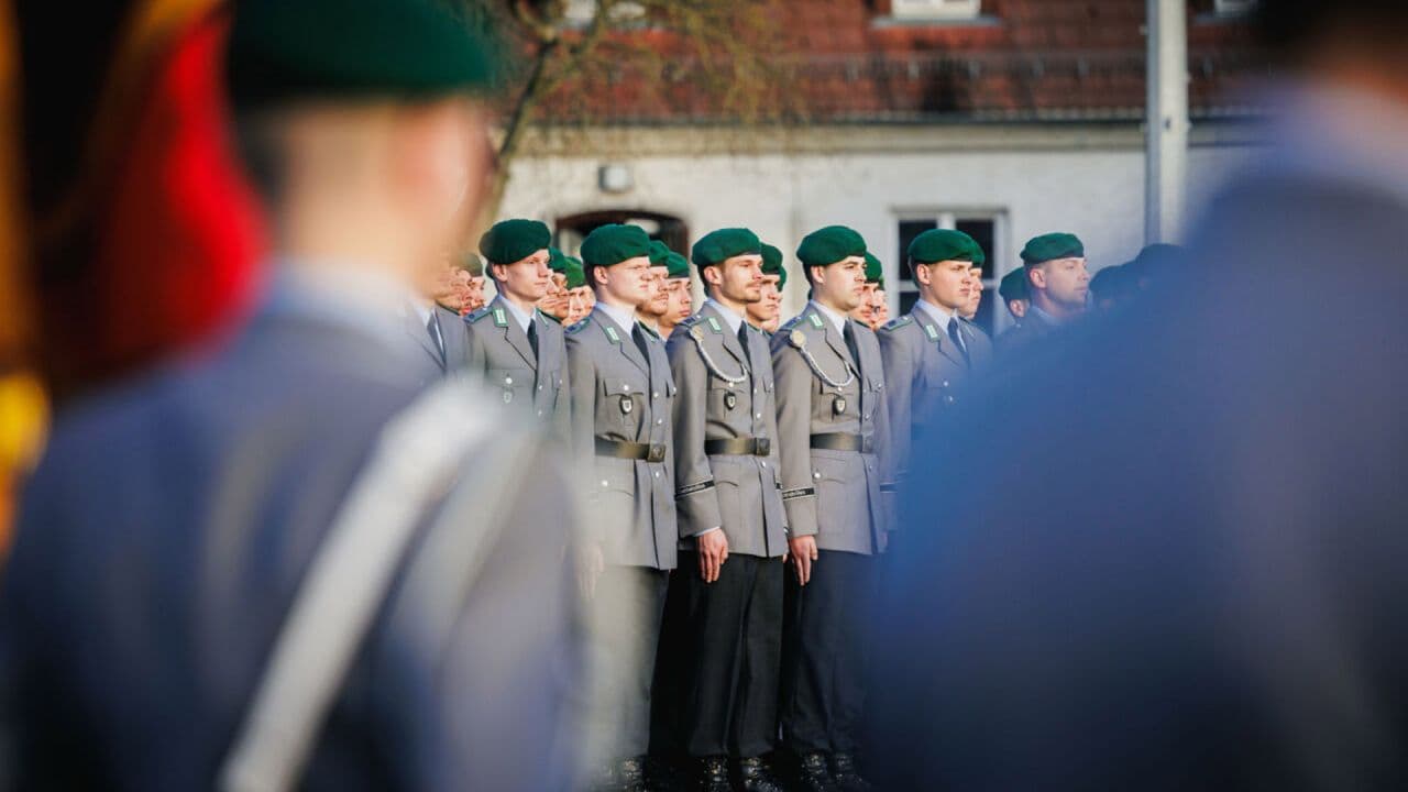 Neues Wehrpflichtgesetz bringt Genehmigungspflicht für Auslandsaufenthalte für junge Männer